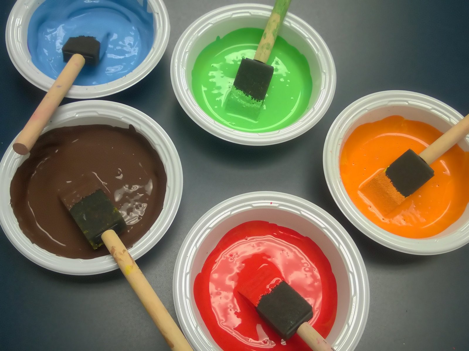 Multicolored_tempera_paints
